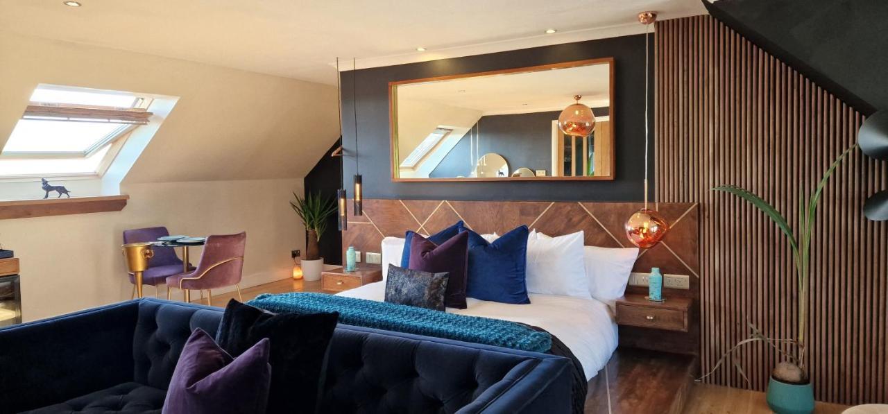 New Amazing The Black Wolf Suite The Grumpy Schnauzer B&B Airdrie Exterior foto
